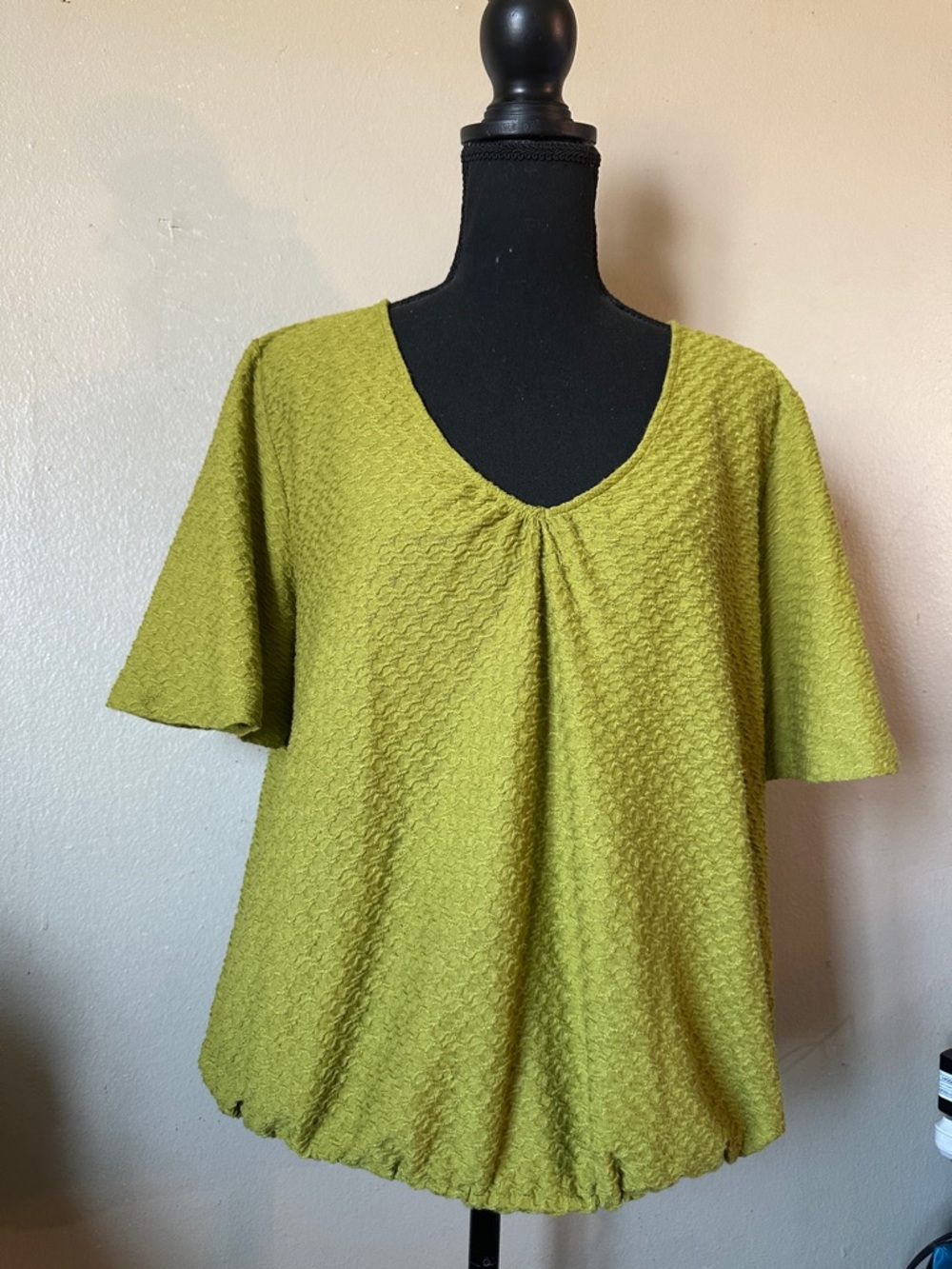 Sunday in Brooklyn Textured V-Neck Short Sleeve Top in Lime Green Large preppy